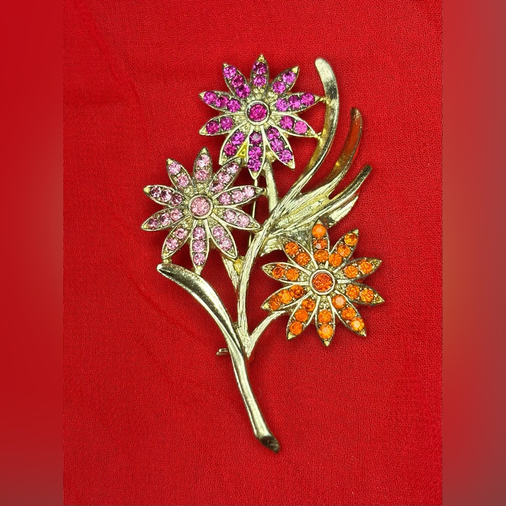 Vintage 1970s gold tone Floral Brooch with colorful rhinestones